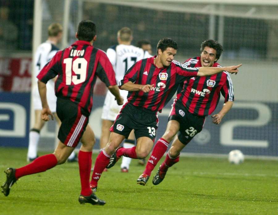 Lucio, Ballack en Zoltan Sebescen vieren een doelpunt tegen Liverpool in 2002