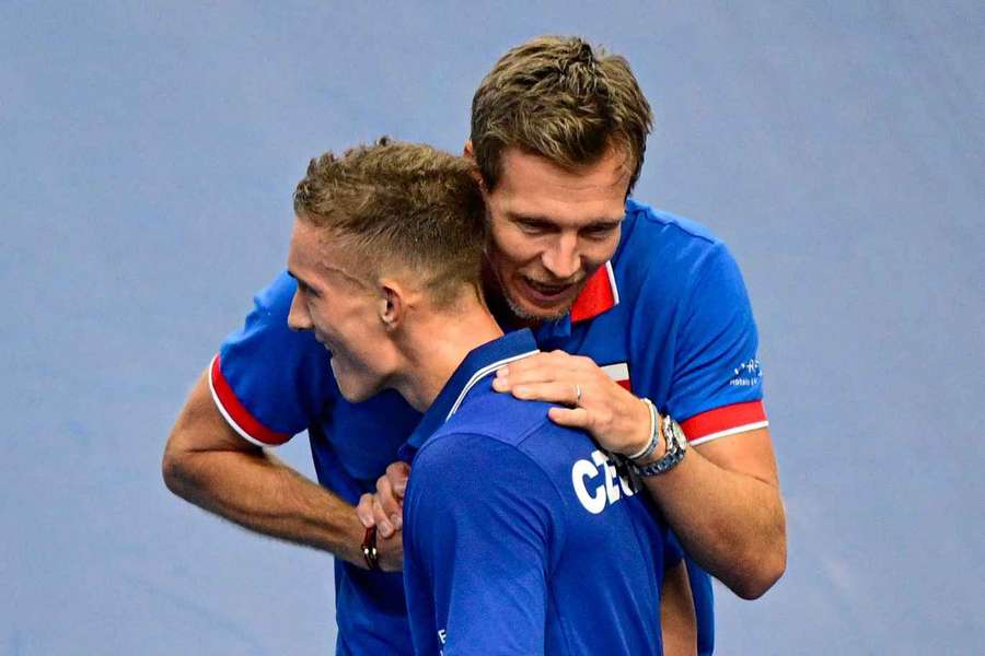 Jiří Lehečka přijímá gratulace od Tomáše Berdycha. Jiří Lehečka přijímá gratulace od Tomáše Berdycha.