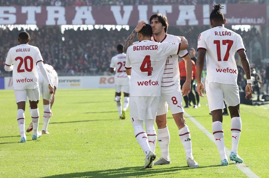 Sandro Tonali odbiera gratulacje po pięknym golu