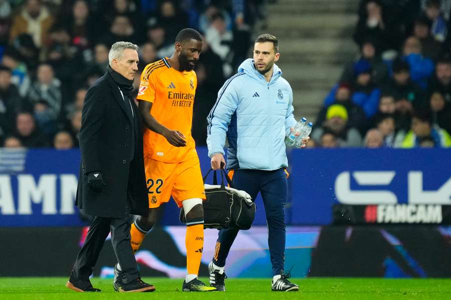 Antonio Rüdiger se retira lesionado en el RCDE Stadium