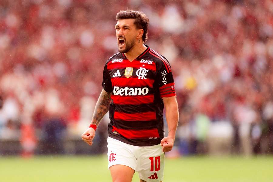 Arrascaeta fez um dos gols da vitória do Flamengo sobre o Palmeiras