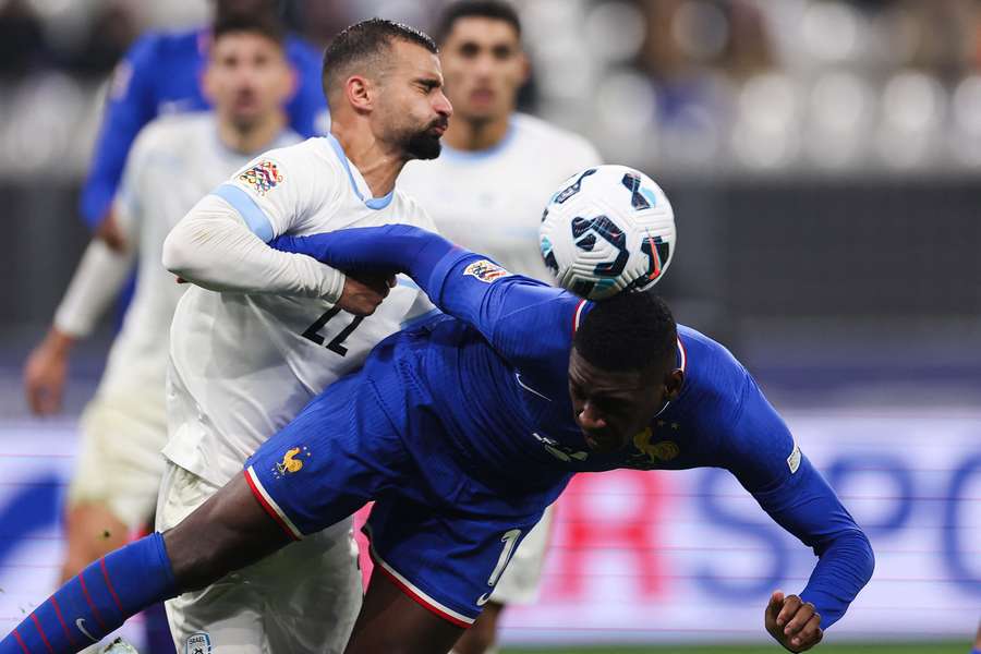 Mahmoud Jaber à la lutte avec Randal Kolo Muani