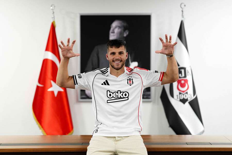 Jurásek oficiálně zamířil na hostování do Besiktase. Jurásek oficiálně zamířil na hostování do Besiktase.