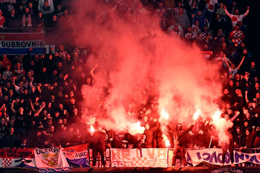 Ultrașii croați, în timpul partidei cu Franța din Liga Națiunilor