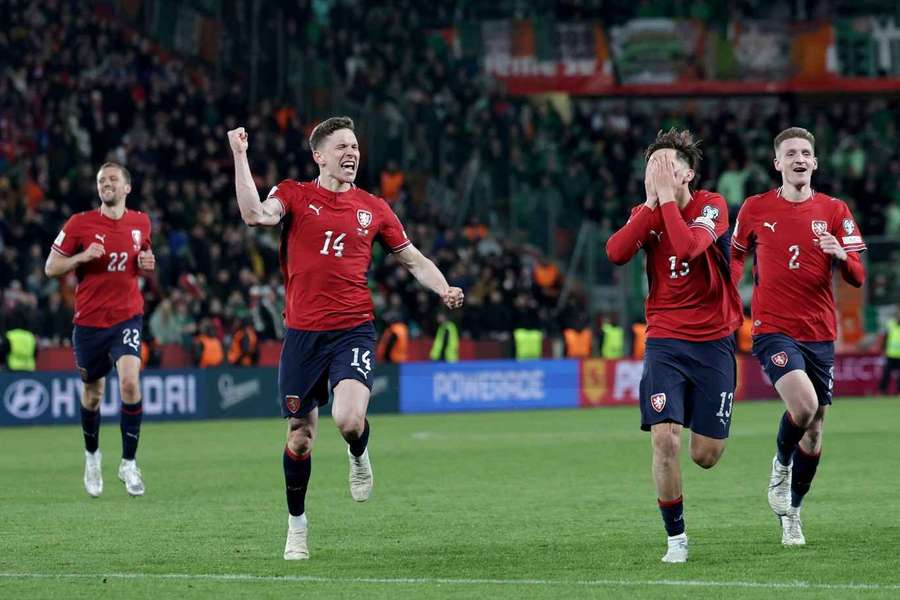 Lukáš Provod, Mojmír Chytil a Štěpán Chaloupek (zleva) se radují po vítězných penaltách. Lukáš Provod, Mojmír Chytil a Štěpán Chaloupek (zleva) se radují po vítězných penaltách.