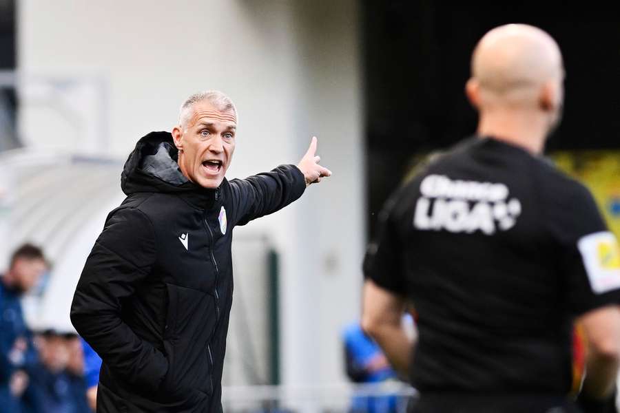 Trenér Plzně Martin Hyský sice gestikuluje směrem k sudímu, hlavně se ale zlobil na svůj tým.