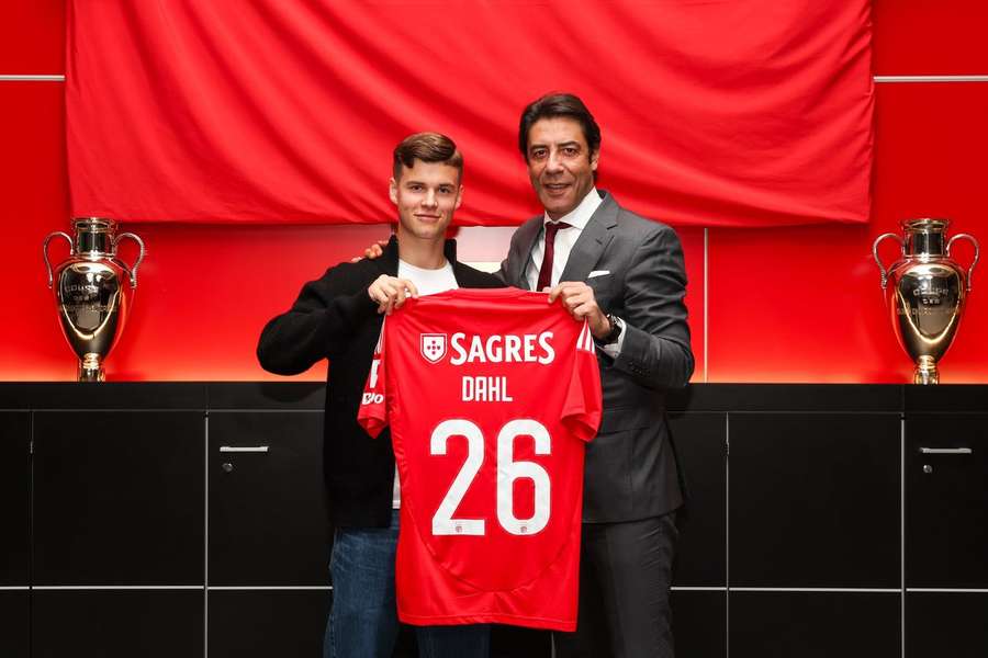 Dahl apresentado ao lado de Rui Costa