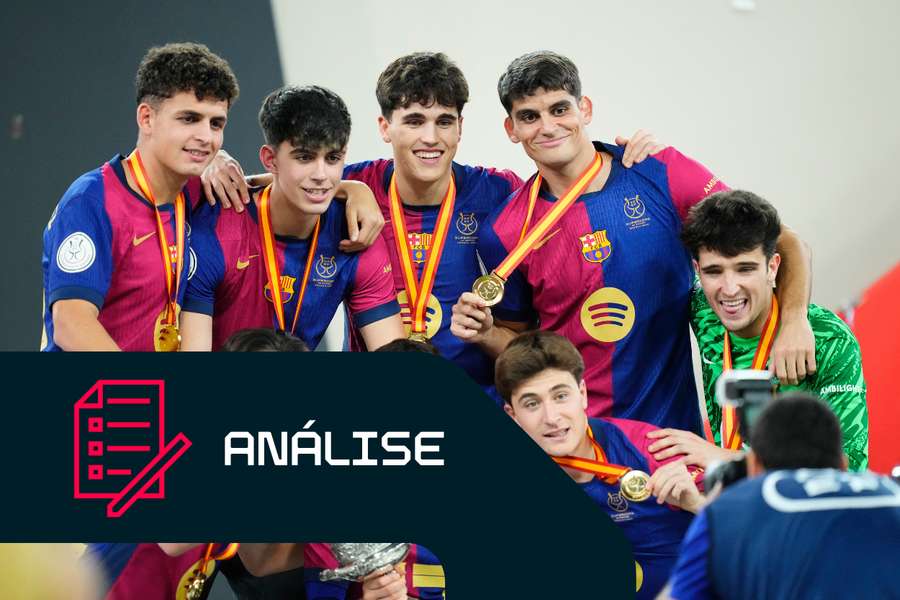 Jogadores da equipa de juniores do Barcelona festejam a recente Supertaça de Espanha