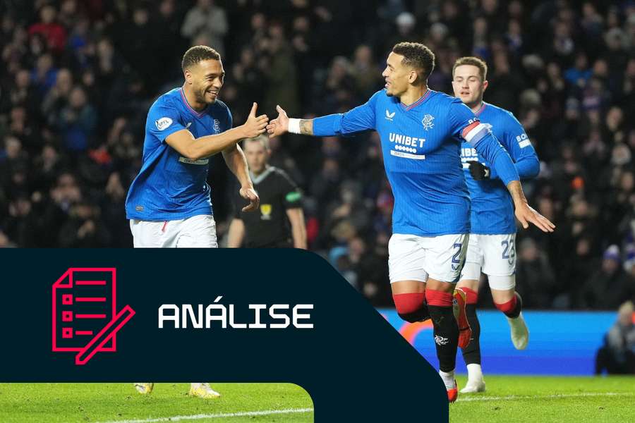 James Tavernier festeja com Dessers, o avançado do Rangers