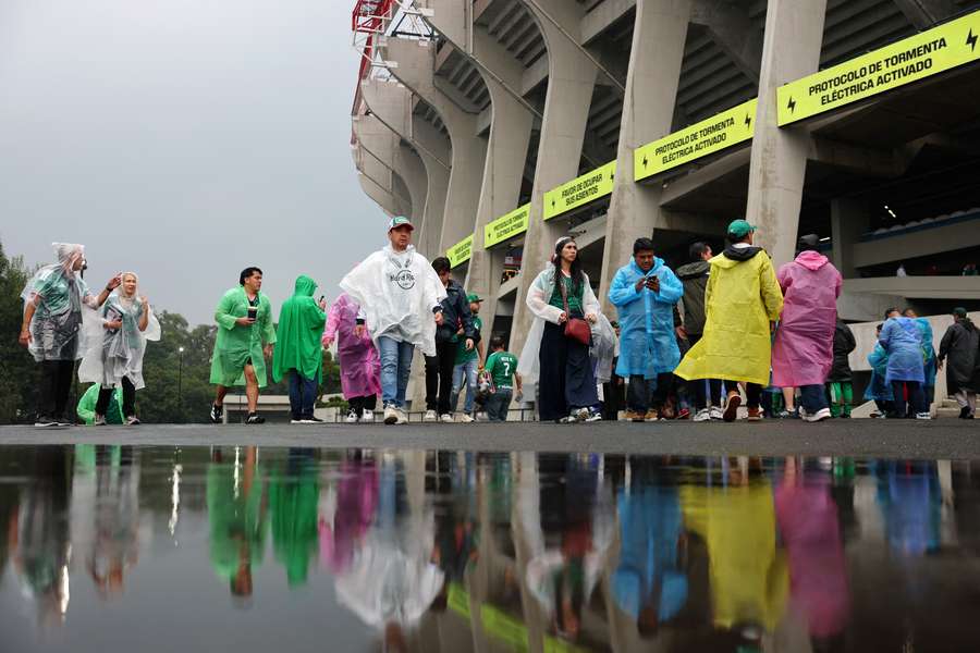 Viele Fans kamen mit Regencapes Viele Fans kamen mit Regencapes