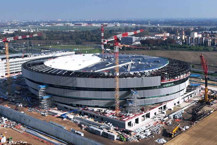 Die weiter unfertige Eishockey-Halle in Mailand. Die weiter unfertige Eishockey-Halle in Mailand.