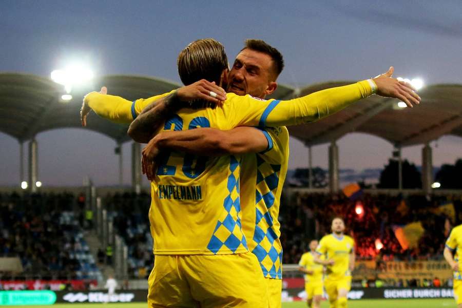 Braunschweig bejubelt das 1:0 durch Lino Tempelmann