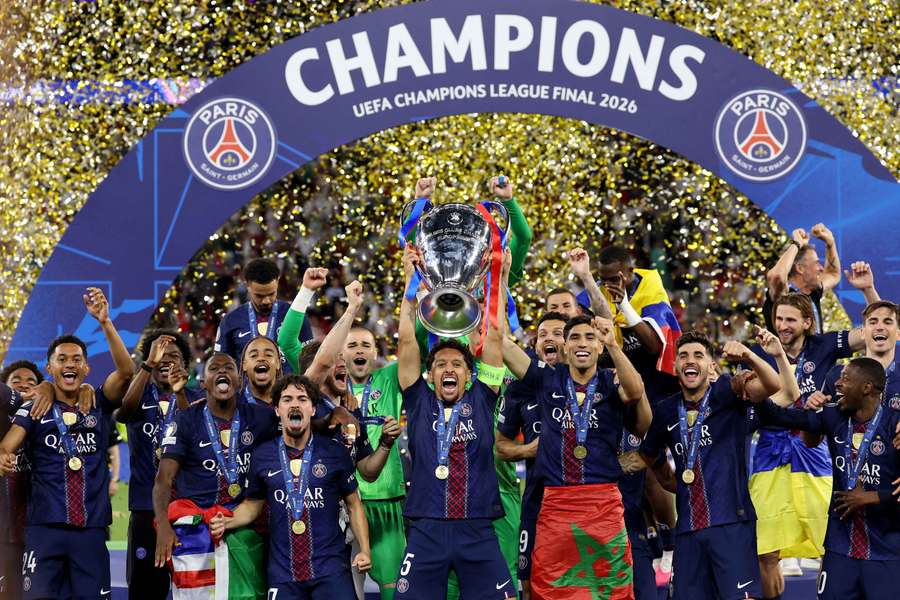Jucătorii lui PSG ridică trofeul Ligii Campionilor