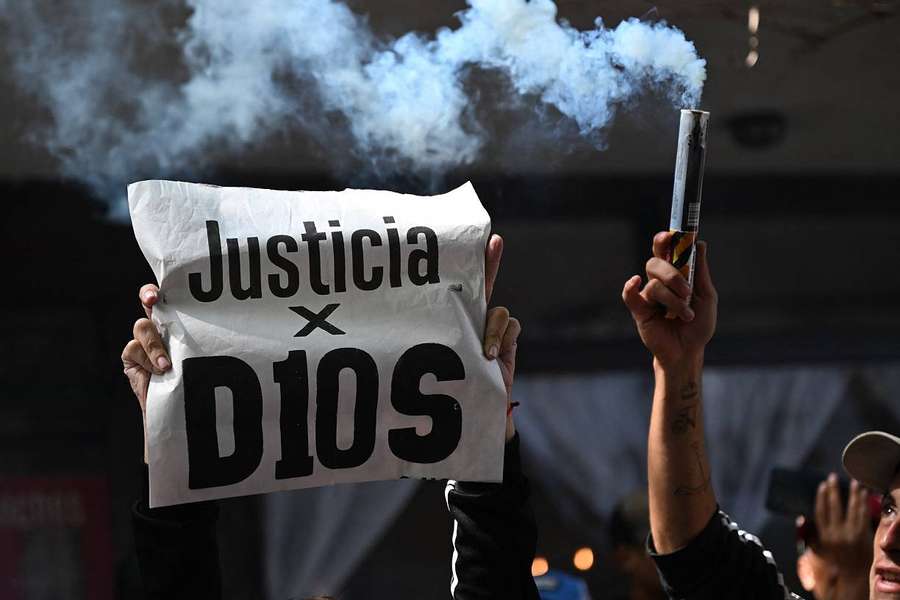 Procès Maradona: deux avocats récusés, premiers témoins mardi prochain