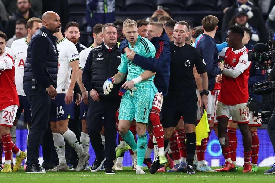 El portero Aaron Ramsdale tras ser agredido por un aficionado del Tottenham. 