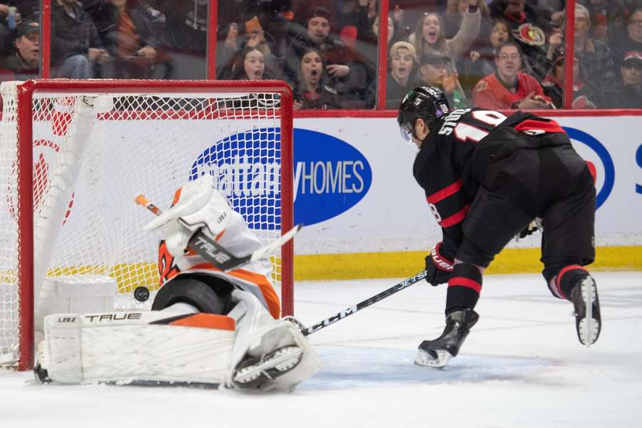 Tim Stützle (r.) erzielt den Treffer zum zwischenzeitlichen 2:1 der Ottawa Senators gegen die Philadelphia Flyers.