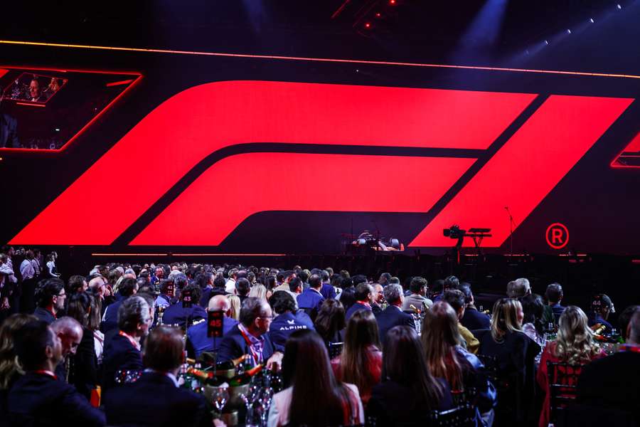 A F1 liga os motores em 2025 nesta quiarta-feira (26)