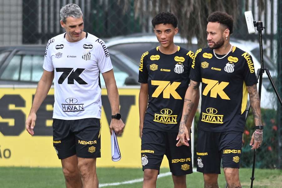 Neymar, junto al hijo de Robinho y a Vojvoda, el entrenador Neymar, junto al hijo de Robinho y a Vojvoda, el entrenador
