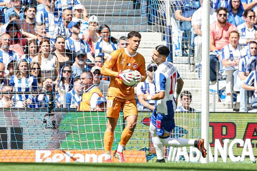 João Afonso ao serviço do Santa Clara no Dragão João Afonso ao serviço do Santa Clara no Dragão