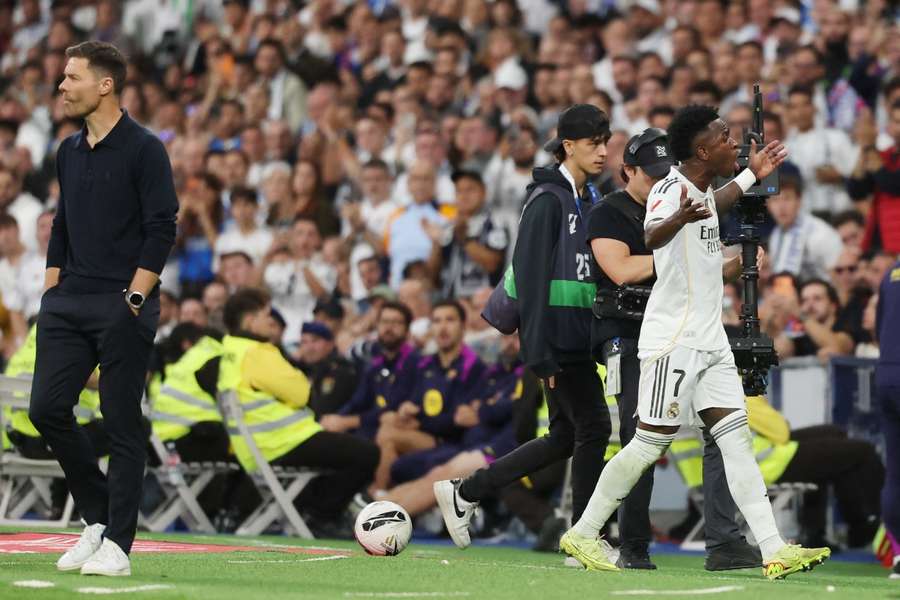 Vinícius, tras ser sustituido por Xabi Alonso Vinícius, tras ser sustituido por Xabi Alonso
