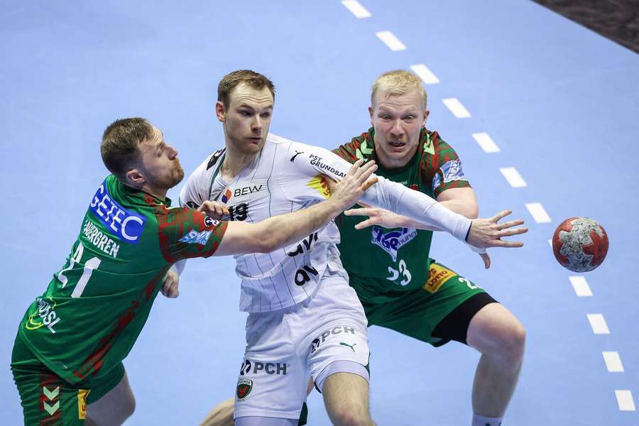 Magdeburg's Albin Lagergren and Magnus Saugstrup tries to close down the threat of Fuchse's Mathias Gidsel