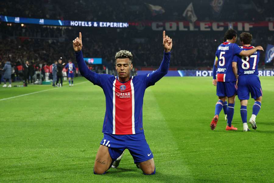 Désiré Doué, celebrando con Paris.