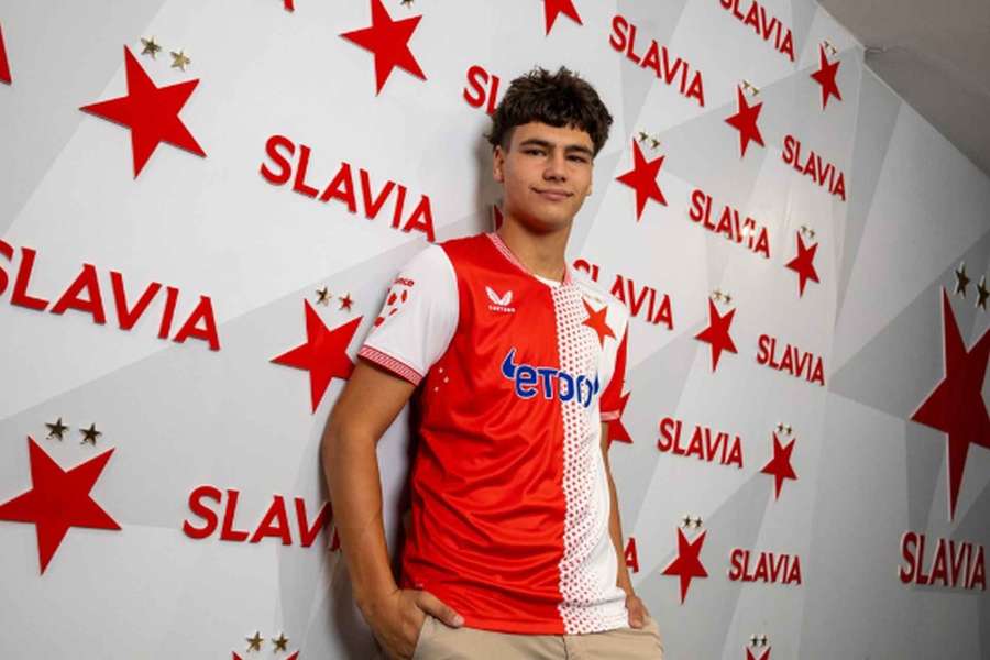 Slávistický talent Štěpán Chaluš podepsal v Edenu první smlouvu.