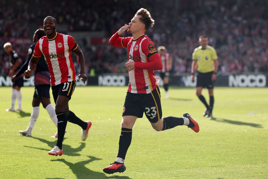 Keane Lewis-Potter poslal Brentford proti Tottenhamu do vedení 1:0. Keane Lewis-Potter poslal Brentford proti Tottenhamu do vedení 1:0.