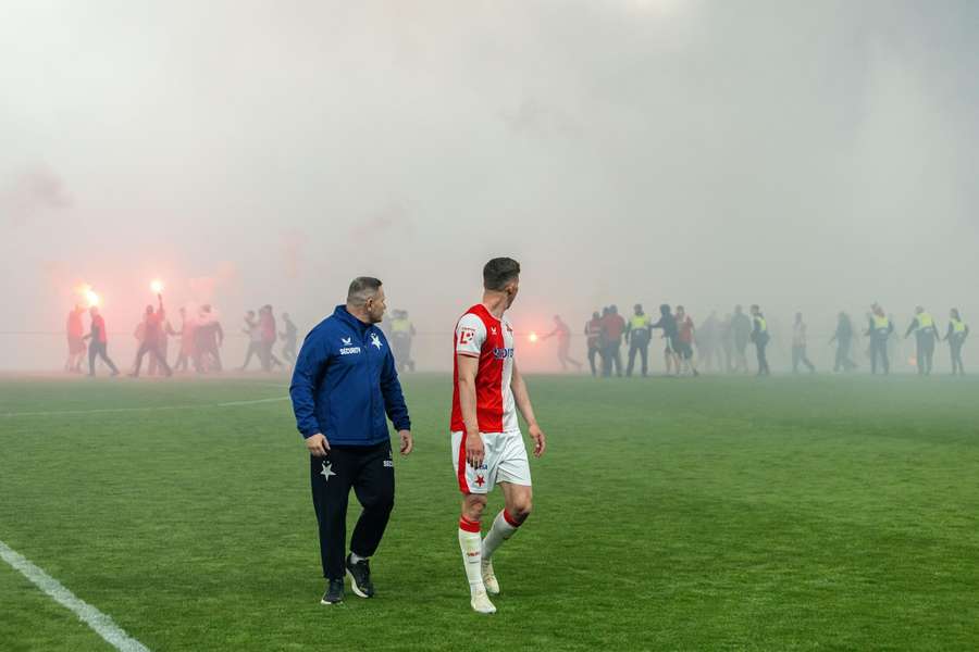 Fotbalisté Slavie jsou potrestaní za chování svých fanoušků. 