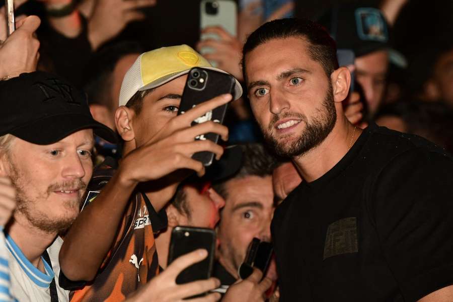 Rabiot a fost întâmpinat pe aeroport de sute de fani ai lui OM