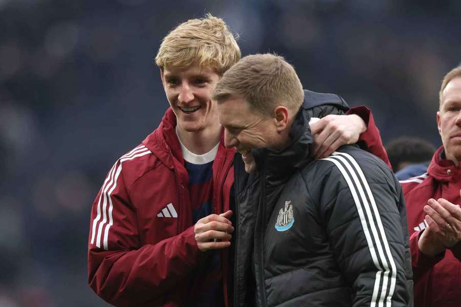 Howe (R) alongside Gordon