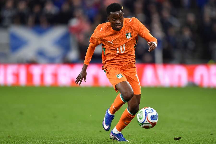 Simon Adingra runs with the ball during the friendly international football match between Scotland and Ivory Coast
