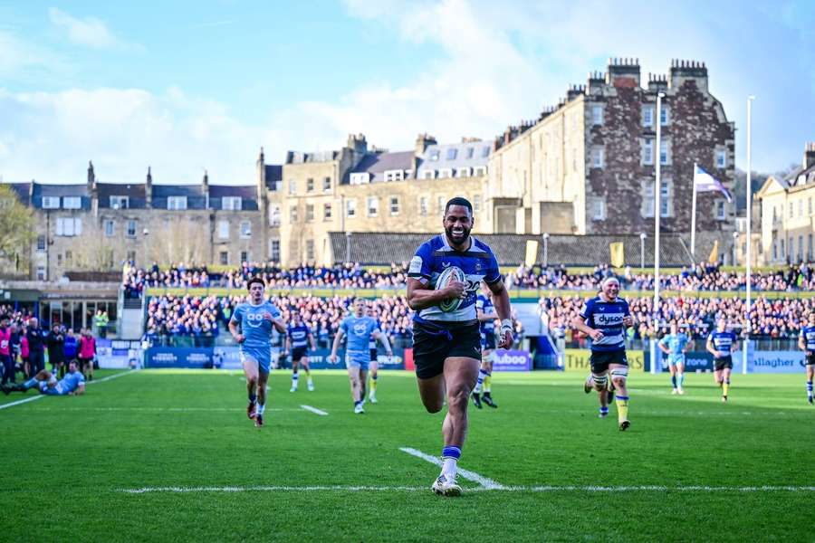 Joe Cokanasiga of Bath Rugby scoring during the Gallagher Premiership match at the Recreation Ground