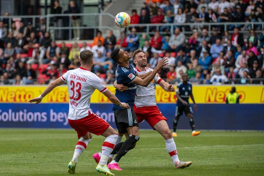 Robert Glatzel (M.) bleibt auch weiterhin der Zielspieler beim HSV.