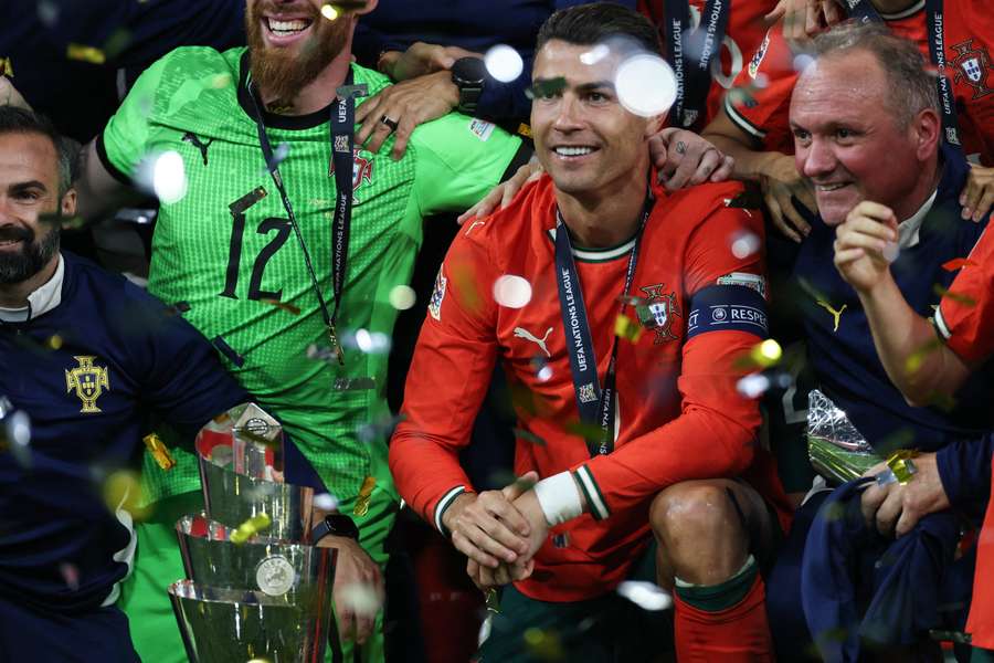 Portugalczycy, z Cristiano Ronaldo na czele, świętujący triumf nad Hiszpanią w finale Ligi Narodów Portugalczycy, z Cristiano Ronaldo na czele, świętujący triumf nad Hiszpanią w finale Ligi Narodów