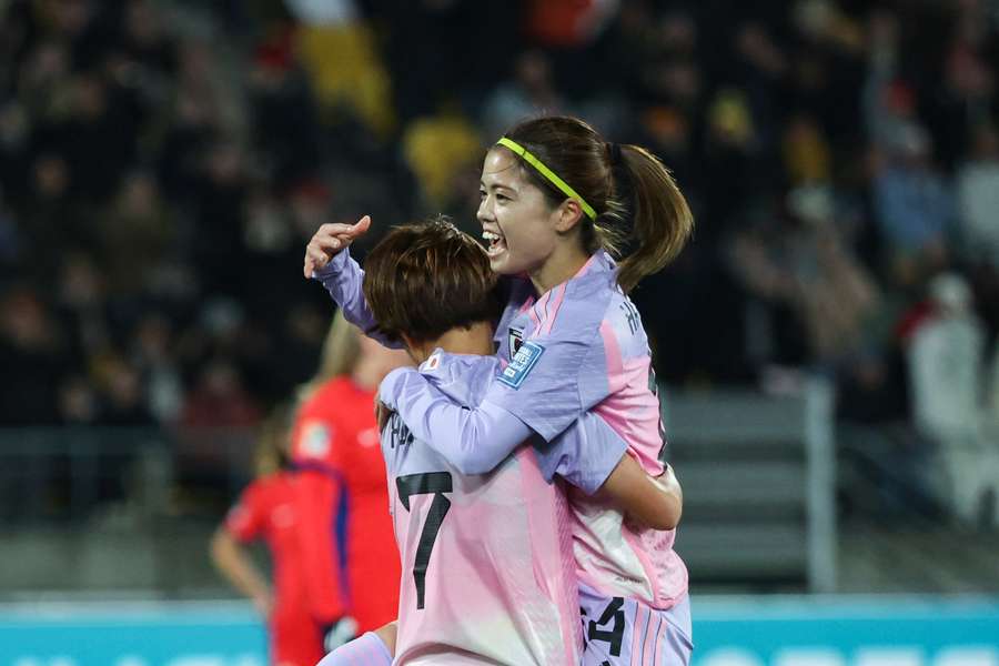 Miyazawa y Hasegawa celebran uno de los goles