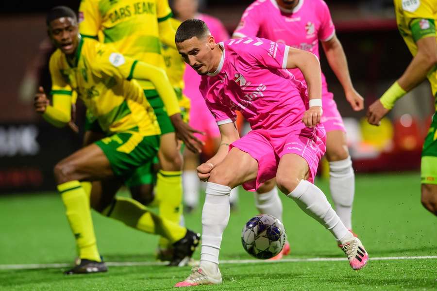 FC Emmen-aanvaller Rui Mendes in actie tijdens de vorige ontmoeting met ADO Den Haag op 6 mei 2022