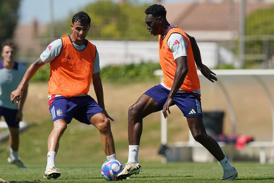 Marc Pubill (I) defiende a Samu Omorodion (D) durante un entrenamiento.