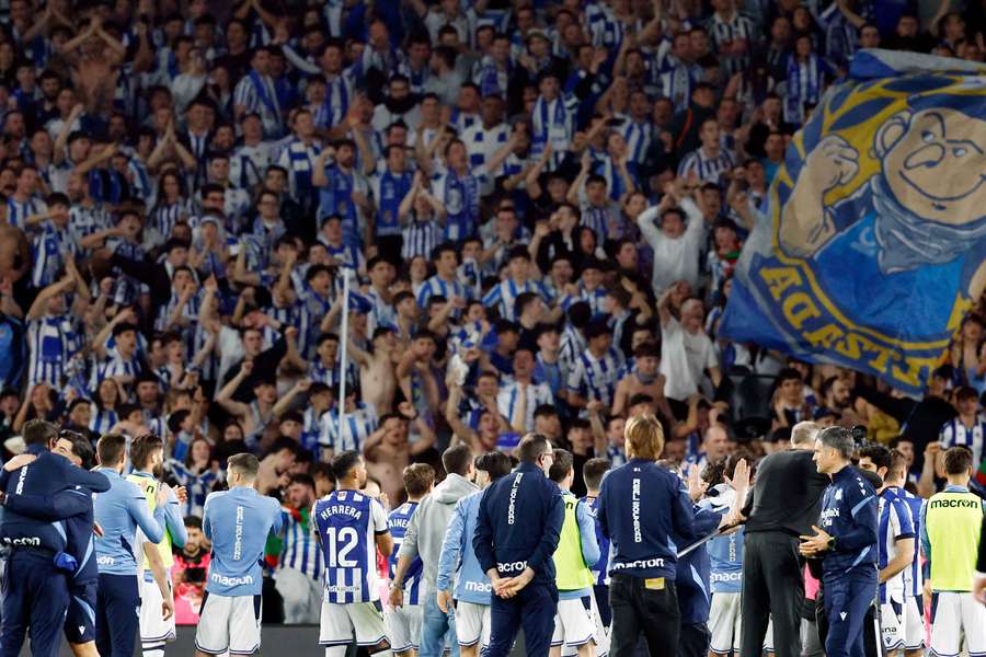 Hráči Realu Sociedad slaví s fanoušky.