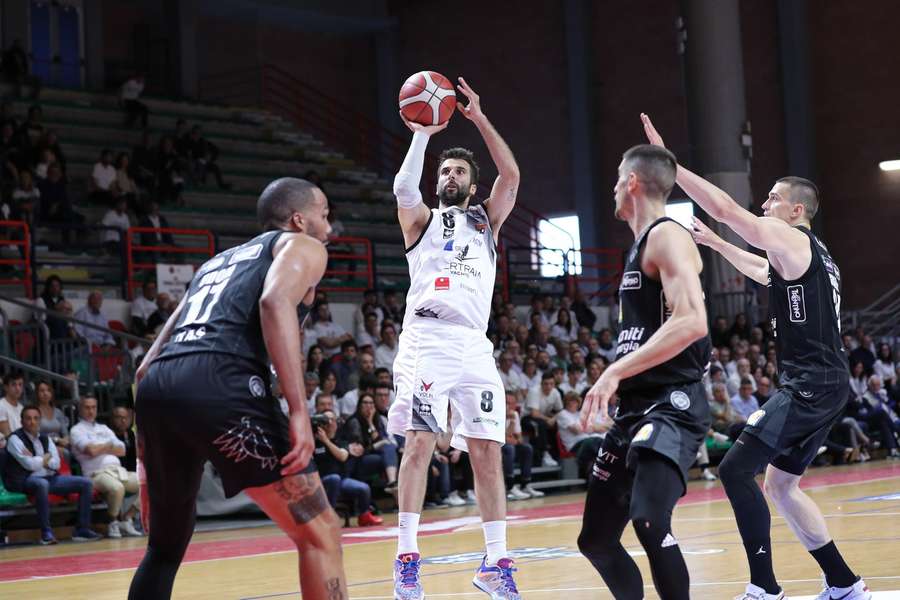 Basket, Serie A: Tortona vince di un punto il primo round dei playoff contro Trento