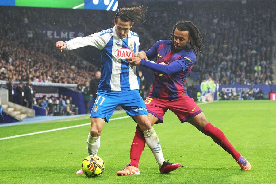 Pere Milla, ante Joules Koundé, en el Espanyol-Barça de la ida