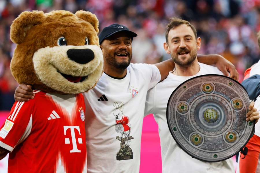 Maskottchen Berni, Kompany und Rene Maric mit Papp-Meisterschale