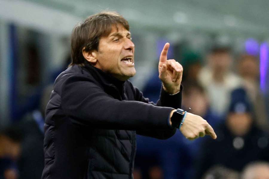 Conte sa s odpoveďou nemaznal.