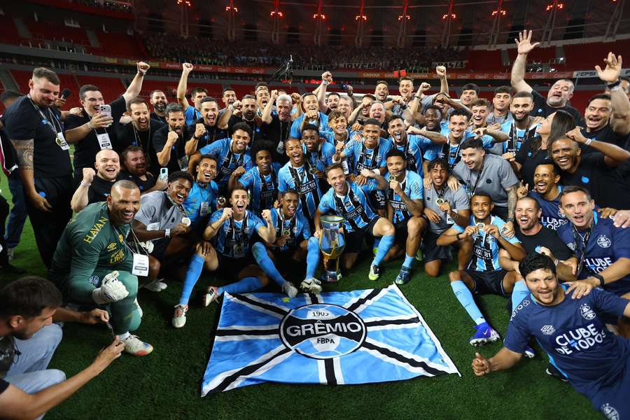 Elenco do Grêmio vibra com título gaúcho Elenco do Grêmio vibra com título gaúcho