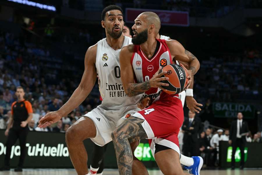 Trey Lyles frente a Evan Fournier, no Real Madrid-Olympiacos de outubro