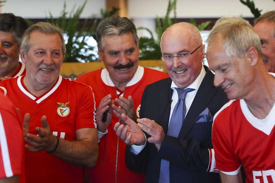 Eriksson acompanhado por outras antigas glórias do Benfica