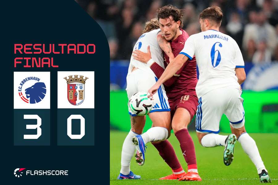 Wind é impedido por dois jogadores do SC Braga Wind é impedido por dois jogadores do SC Braga