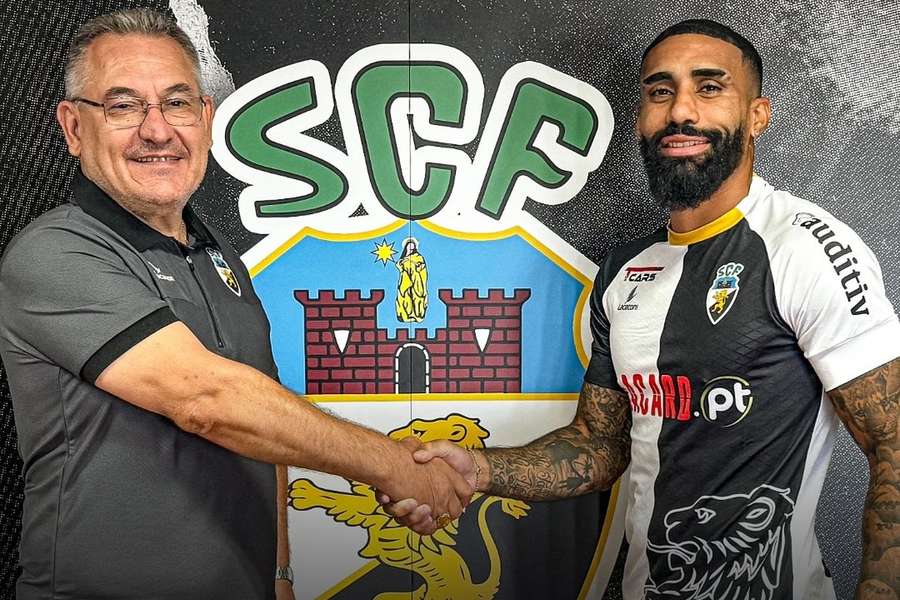 Derick Poloni com o presidente do Farense