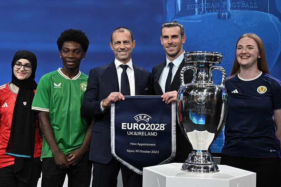 Legenda Walii Gareth Bale (z prawej) i prezydent UEFA Aleksander Ceferin (w środku) z fanami piłki nożnej