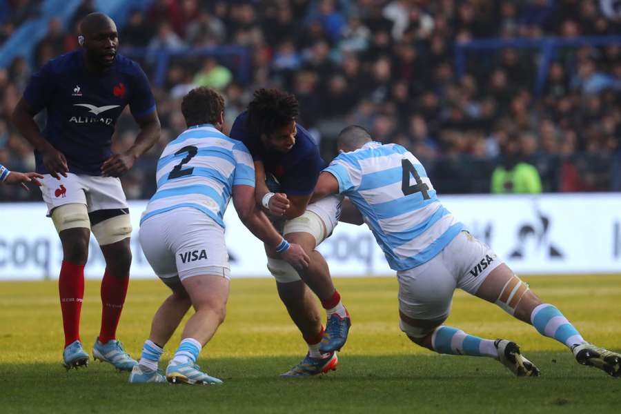 Julián Montoya (2) y Franco Molina (4) realizan un tackle a Mickael Guillard